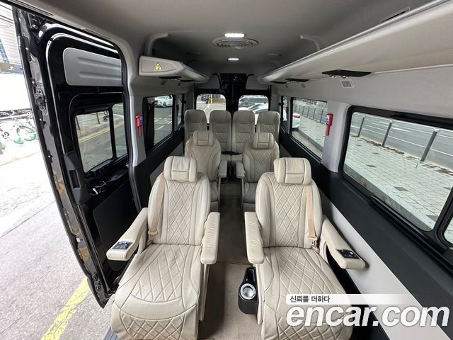 Hyundai Solati 15-seater, 2021