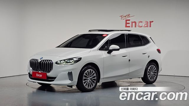 BMW 2-Series 220i Luxury, 2023