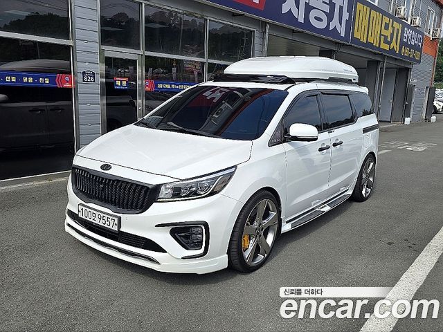 Kia Canival Gasoline 7-Seater Limousine, 2020