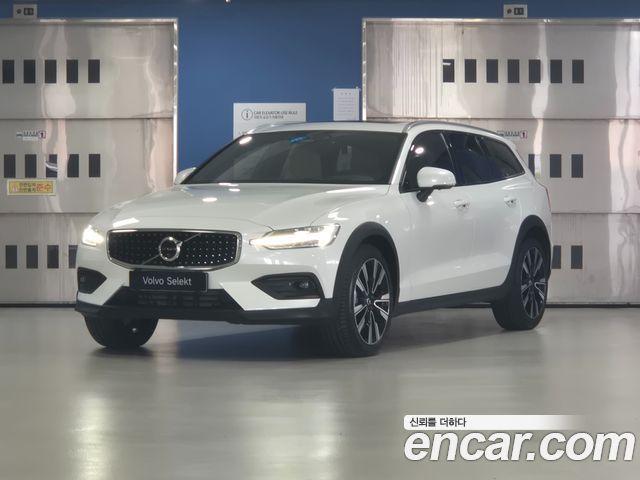 Volvo V60 B5 Ultra AWD, 2025