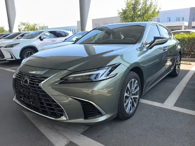 Lexus ES 2025 300h Ultimate Edition