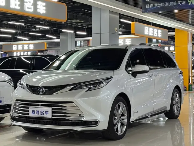 Toyota Sienna 2023 2.5L Hybrid Platinum Edition