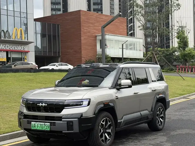 Fang Cheng Bao Leopard 8 2025 Zhiyong Flagship 7-Seater