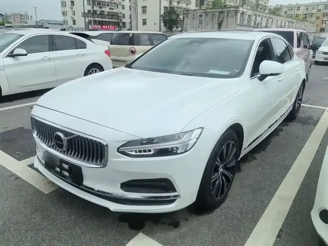 Volvo S90 2022 B5 Momentum Luxury Edition