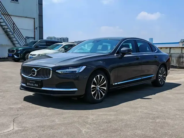 Volvo S90 2024 B5 Momentum Luxury Edition