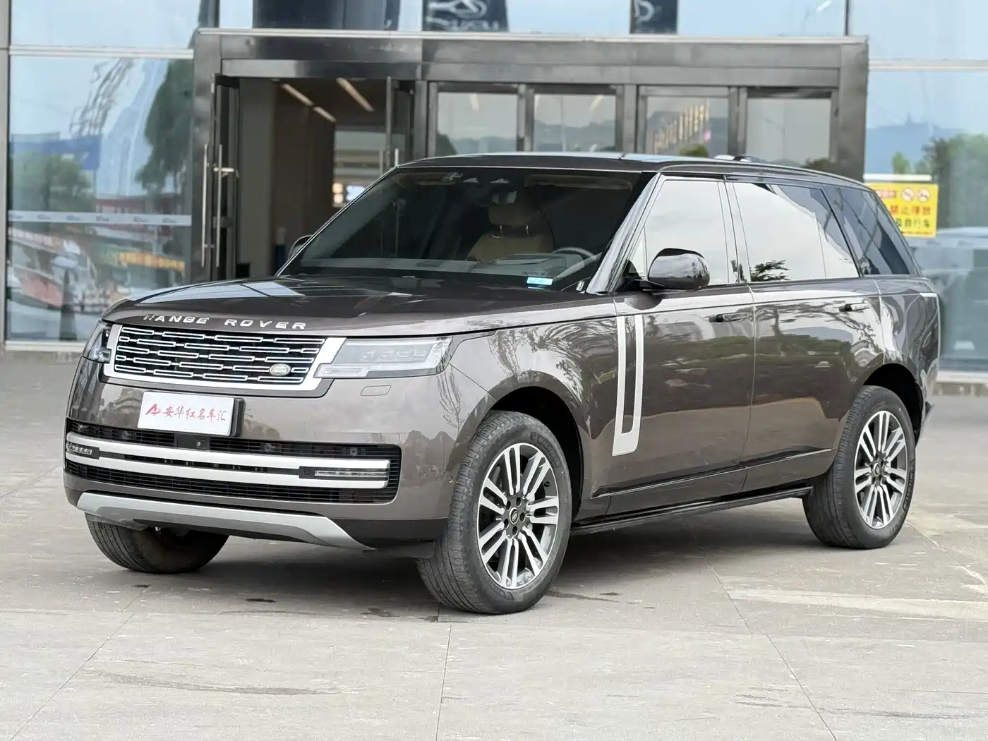 Land Rover Range Rover 2023 3.0 L6 400PS Genesis Extended Version