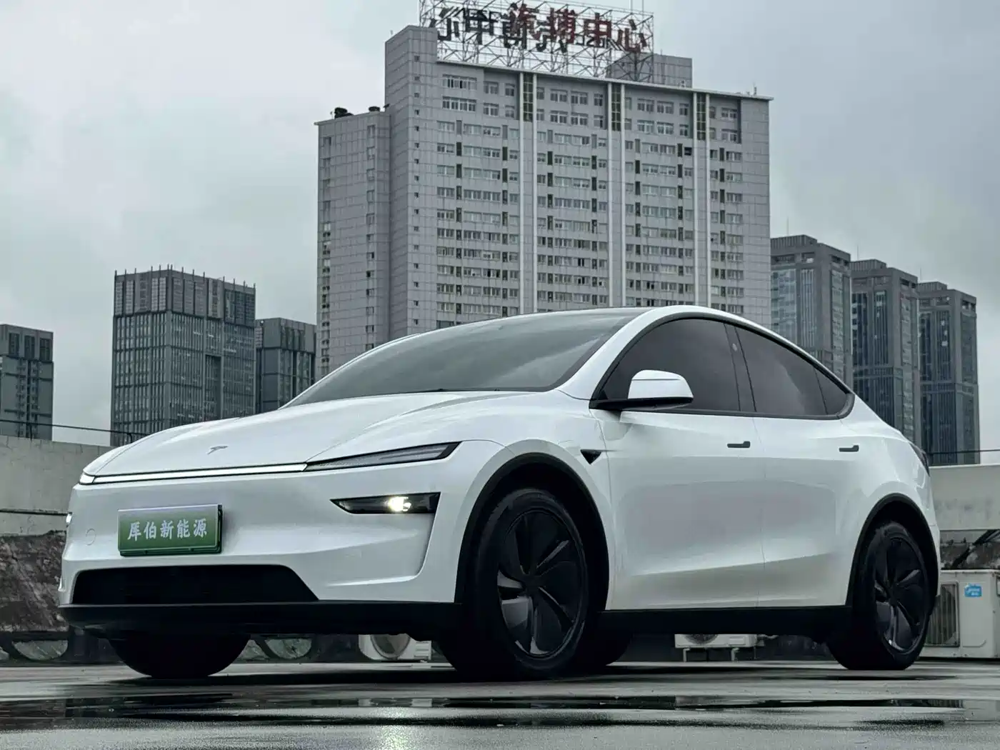 Tesla Model Y 2025 Model Long Range All-Wheel Drive Launch Edition