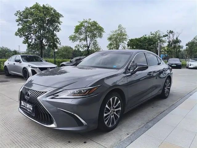 Lexus ES 2020 300h Ultimate Edition