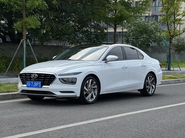 Hyundai Mistra 2021 1.8L CVT LUX Premium