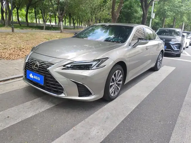 Lexus ES 2025 200 Ultimate Edition