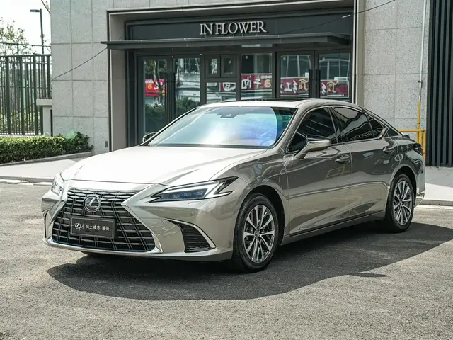 Lexus ES 2025 300h Ultimate Edition