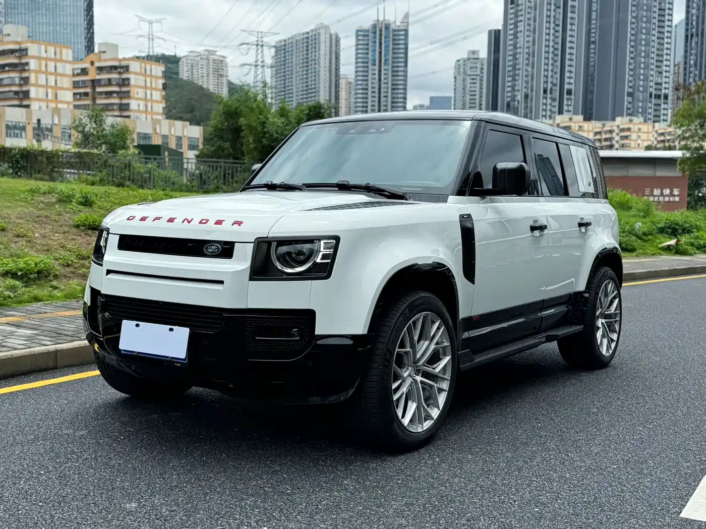 Land Rover Defender 2025 110 5.0T V8