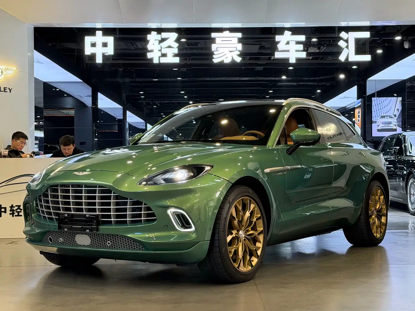 Aston Martin DBX 2022 3.0T STRAIGHT-SIX