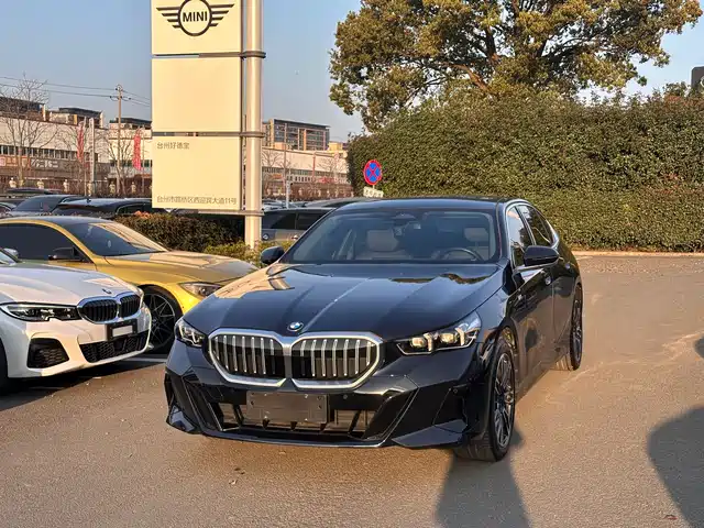 BMW 5 Series 2025 525Li M Sport Package