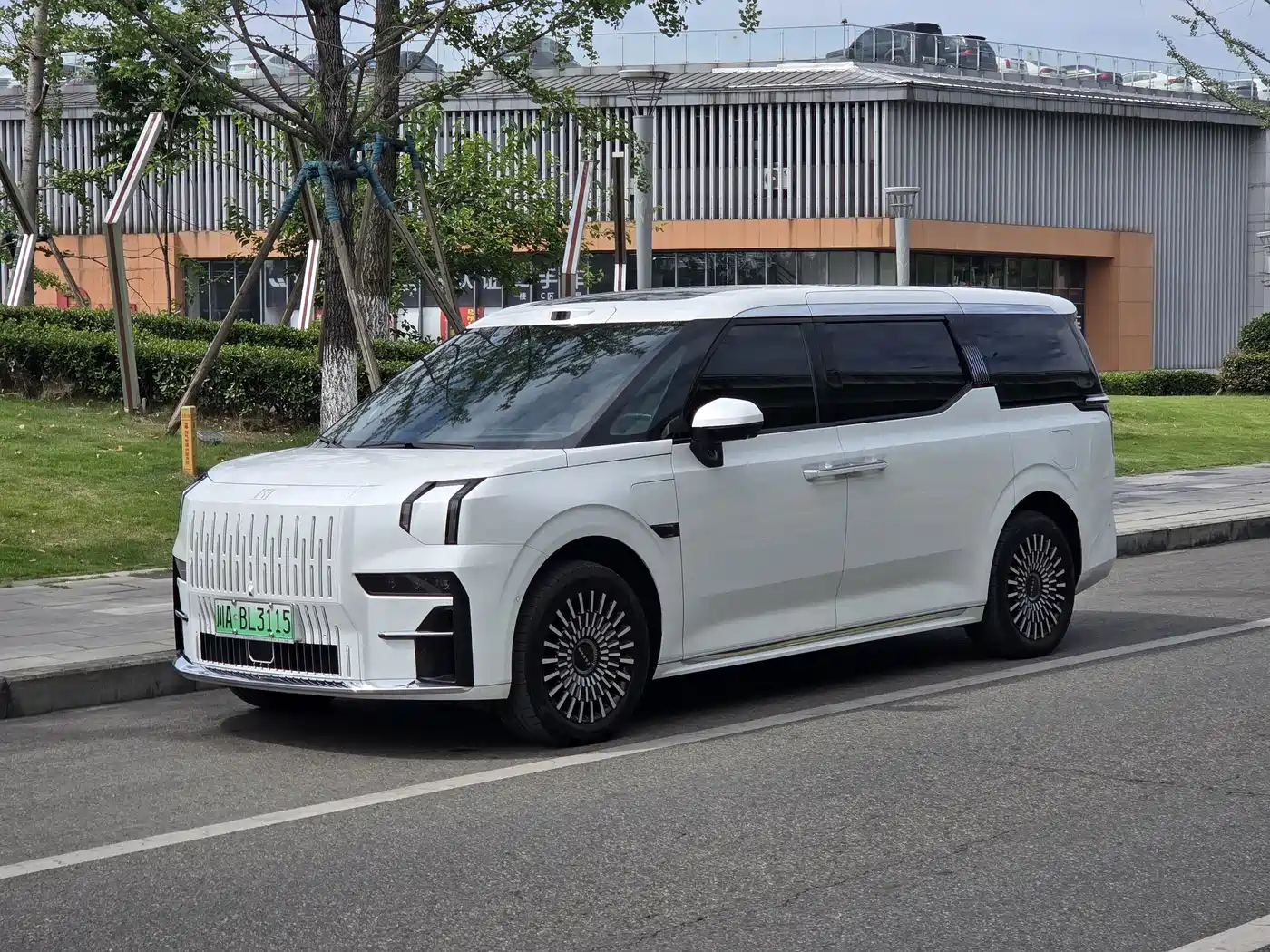 ZEEKR 009 2024 6-seat Executive AWD 108kWh