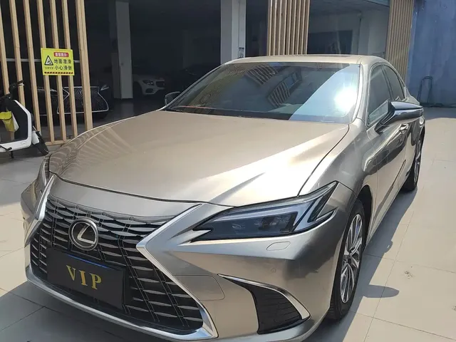 Lexus ES 2025 300h Ultimate Edition