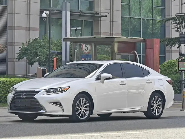 Lexus ES 2015 300h Comfort Edition