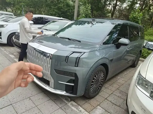 ZEEKR 009 2024 6-seat Executive AWD 108kWh