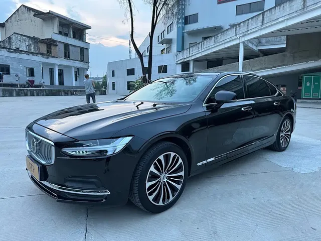 Volvo S90 2024 B5 Momentum Luxury Edition