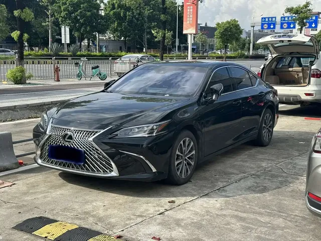 Lexus ES 2022 300h Excellence Edition