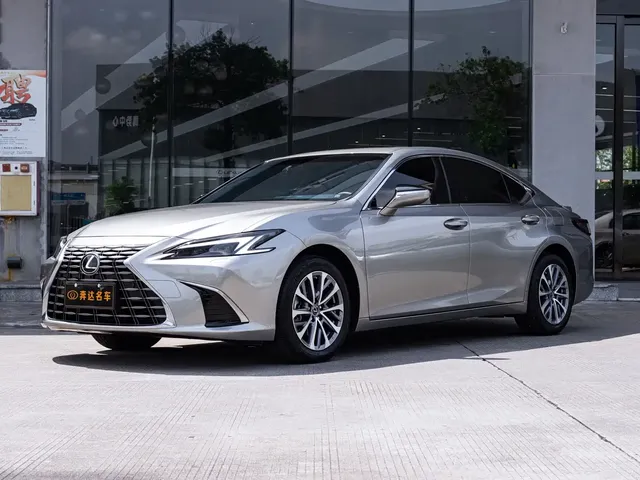 Lexus ES 2025 300h Ultimate Edition
