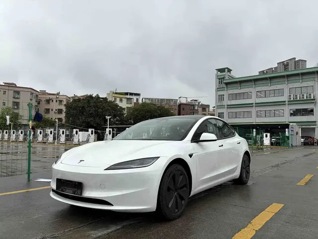 Tesla Model 3 2025 Model Year Facelift Rear-Wheel Drive
