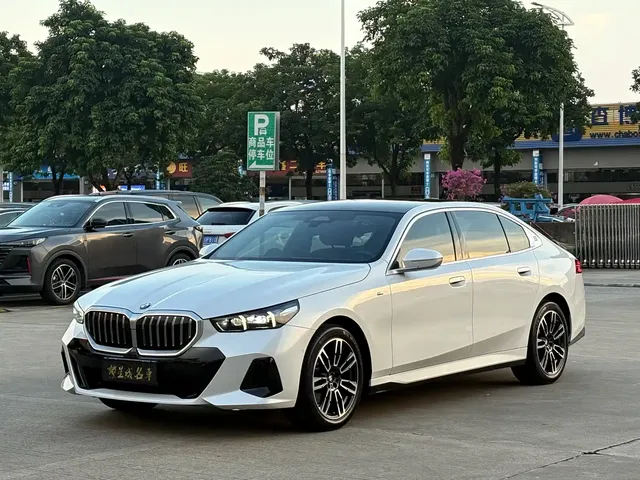 BMW 5 Series 2025 525Li M Sport Package