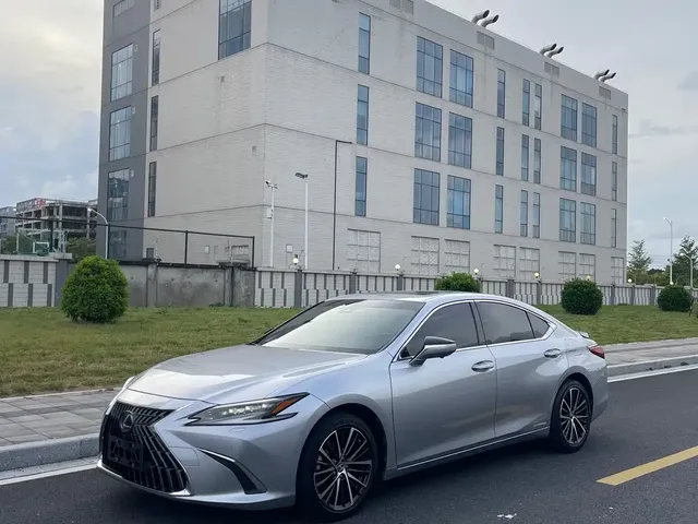 Lexus ES 2021 300h Luxury Edition