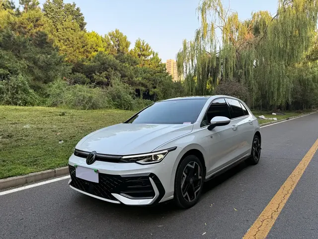 Volkswagen Golf 2025 300TSI R-Line
