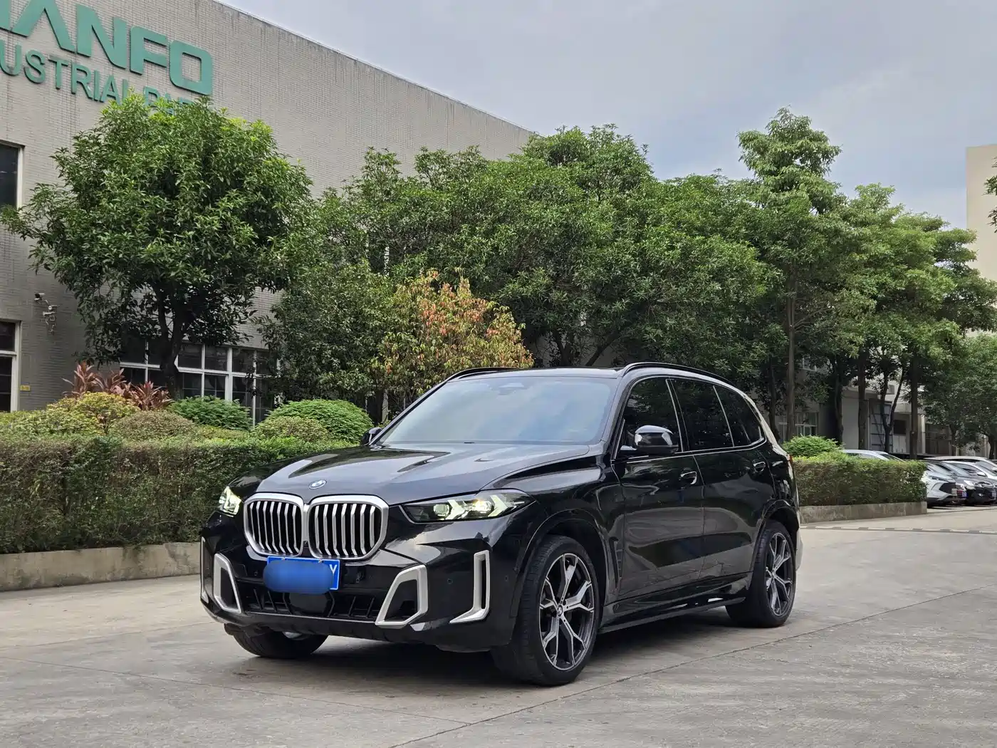 BMW X5 2023 xDrive 30Li Premium M Sport Black Night Package