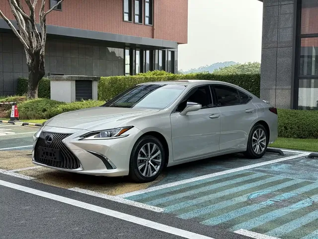 Lexus ES 2018 300h Excellence Edition China V