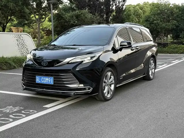 Toyota Sienna 2023 2.5L Hybrid Luxury Edition