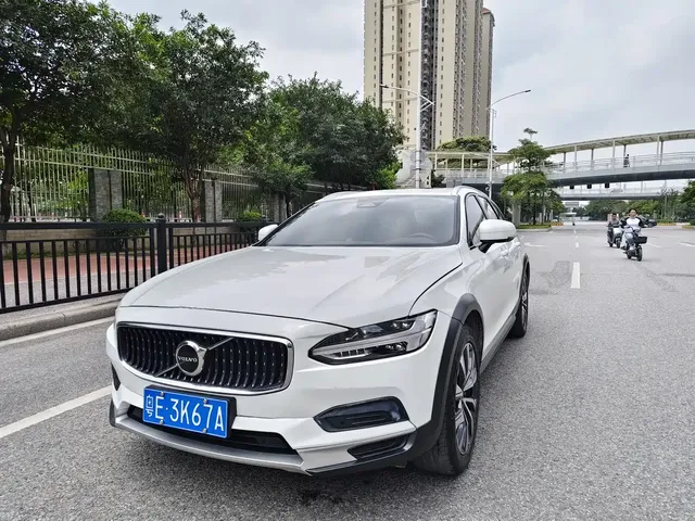 Volvo V90 2023 Cross Country B5 AWD Smart Distance Edition