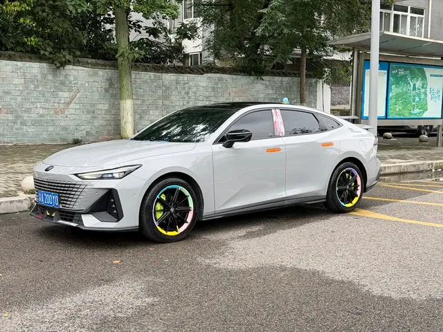 Changan UNI-V 2022 1.5T Smart Pilot Edition