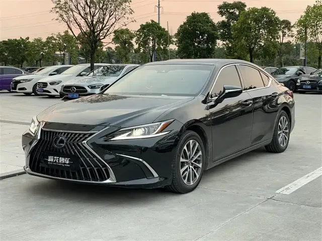 Lexus ES 2021 300h Excellence Edition
