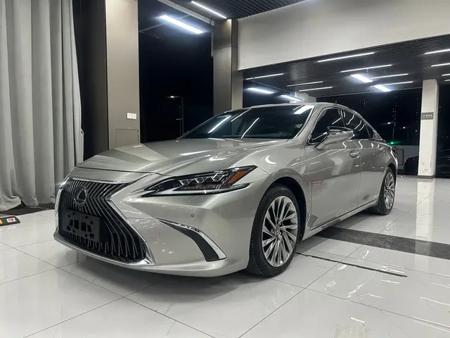 Lexus ES 2018 300h Executive Edition China V