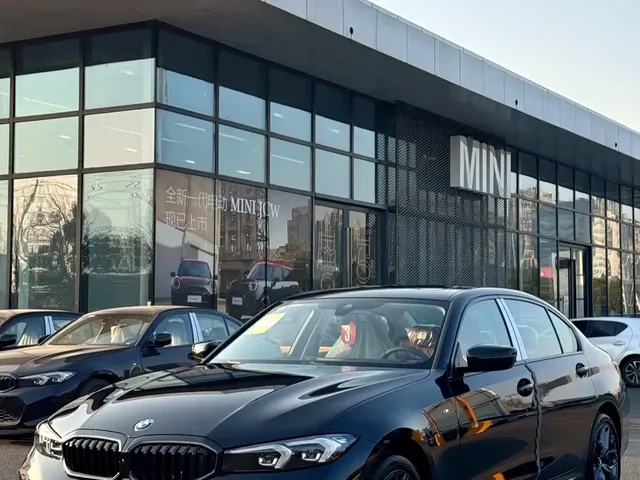 BMW 3 Series 2026 330i M Sport Shadowline Package