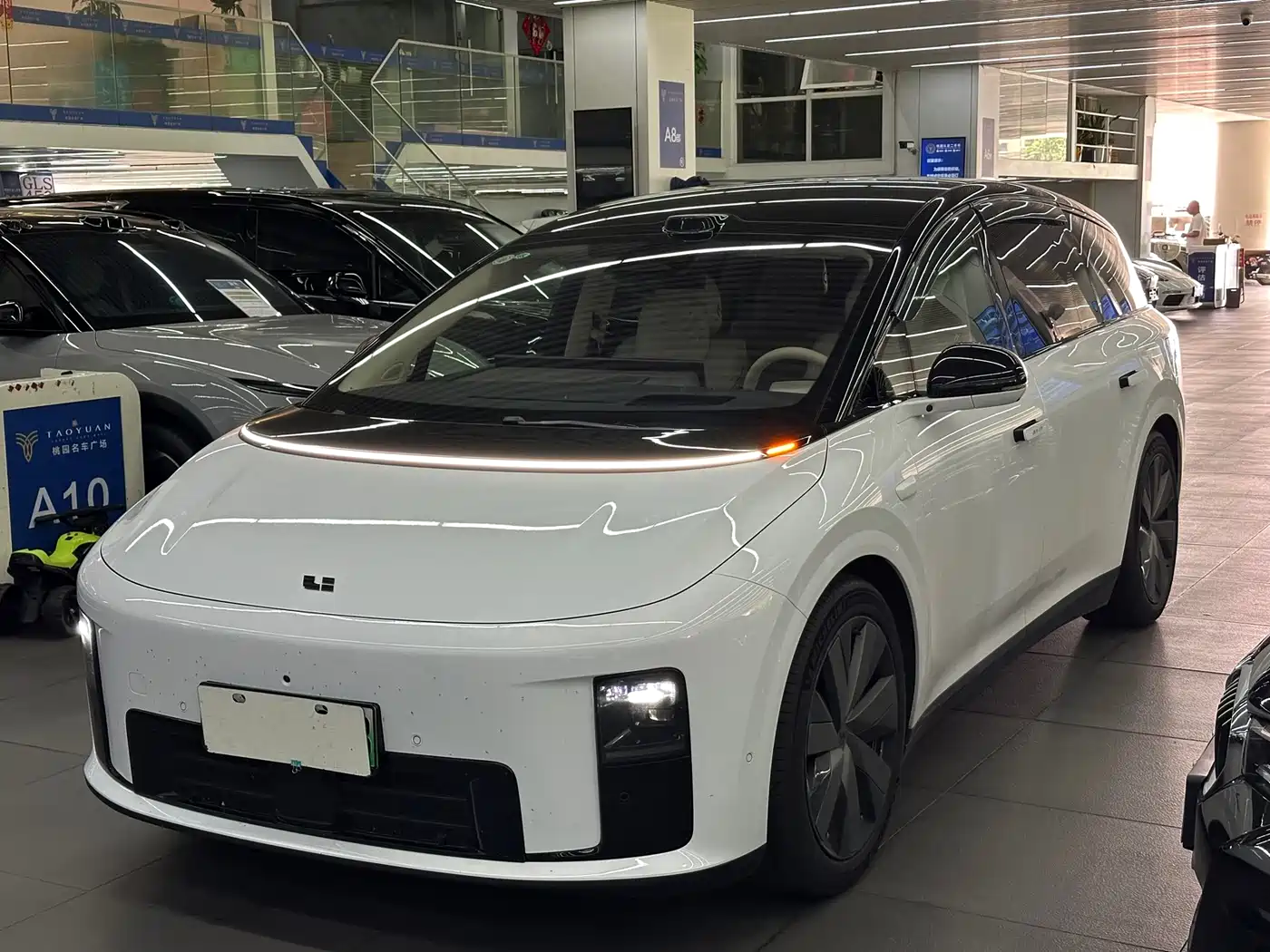 Li Auto Li i8 2025 Standard Edition