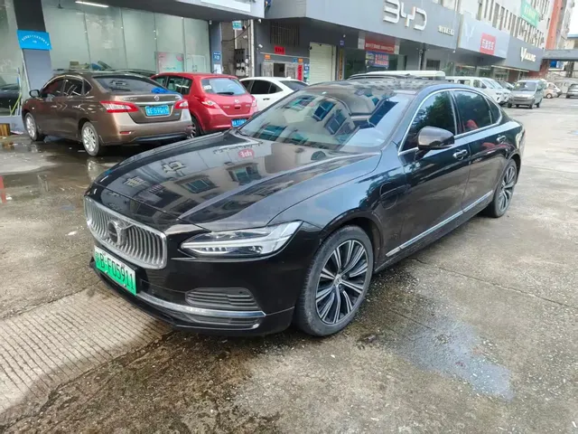 Volvo S90 Plug-in Hybrid 2022 T8 Recharge Plug-in Hybrid Momentum Luxury Edition