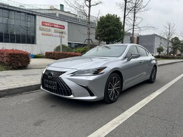 Lexus ES 2022 300h Ultimate Edition