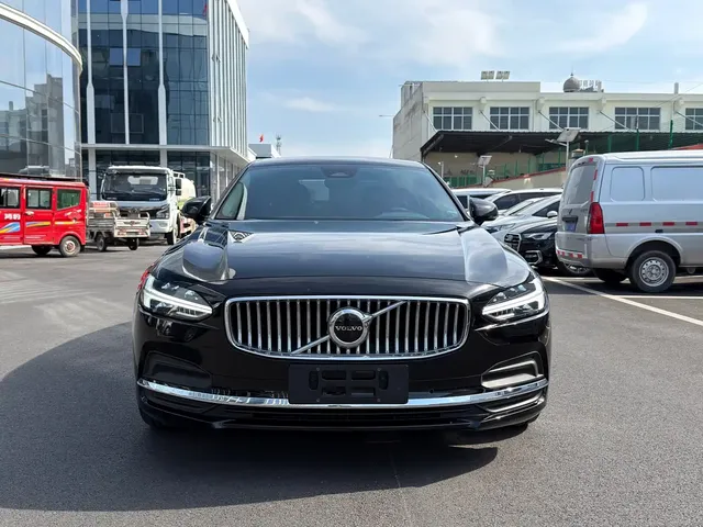 Volvo S90 2024 B5 Momentum Luxury Edition