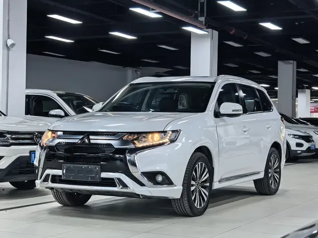 Mitsubishi Outlander 2021 Facelift 2.0L 2WD Premium Edition 5-Seater