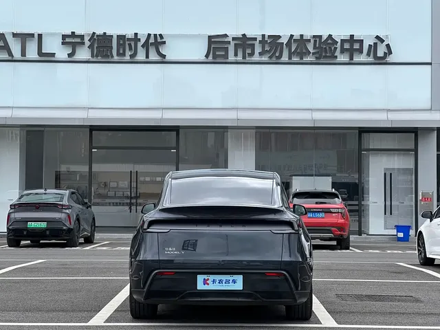 Tesla Model Y 2025 Rear-Wheel Drive