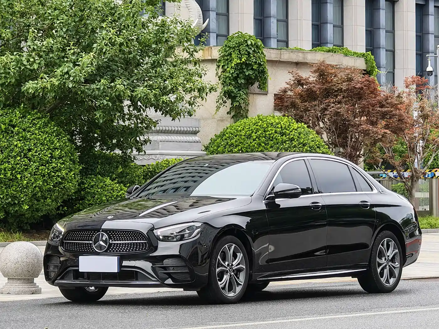 Mercedes-Benz E-Class 2023 E 300 L Fashion