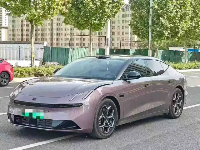 Lynk & Co 10 EM-P 2025 240km Base