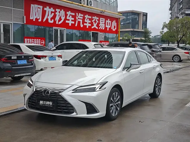 Lexus ES 2025 200 Ultimate Edition