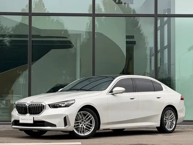 BMW 5 Series 2024 525Li Luxury Package