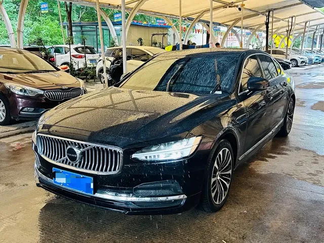 Volvo S90 2024 B5 Momentum Luxury Edition