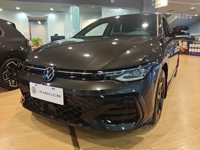 Volkswagen Golf 2025 300TSI R-Line