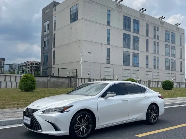 Lexus ES 2022 300h Ultimate Edition